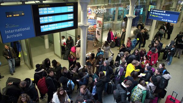 Passengers wait in the long queues at Saint Pancras International station in London - Sputnik International