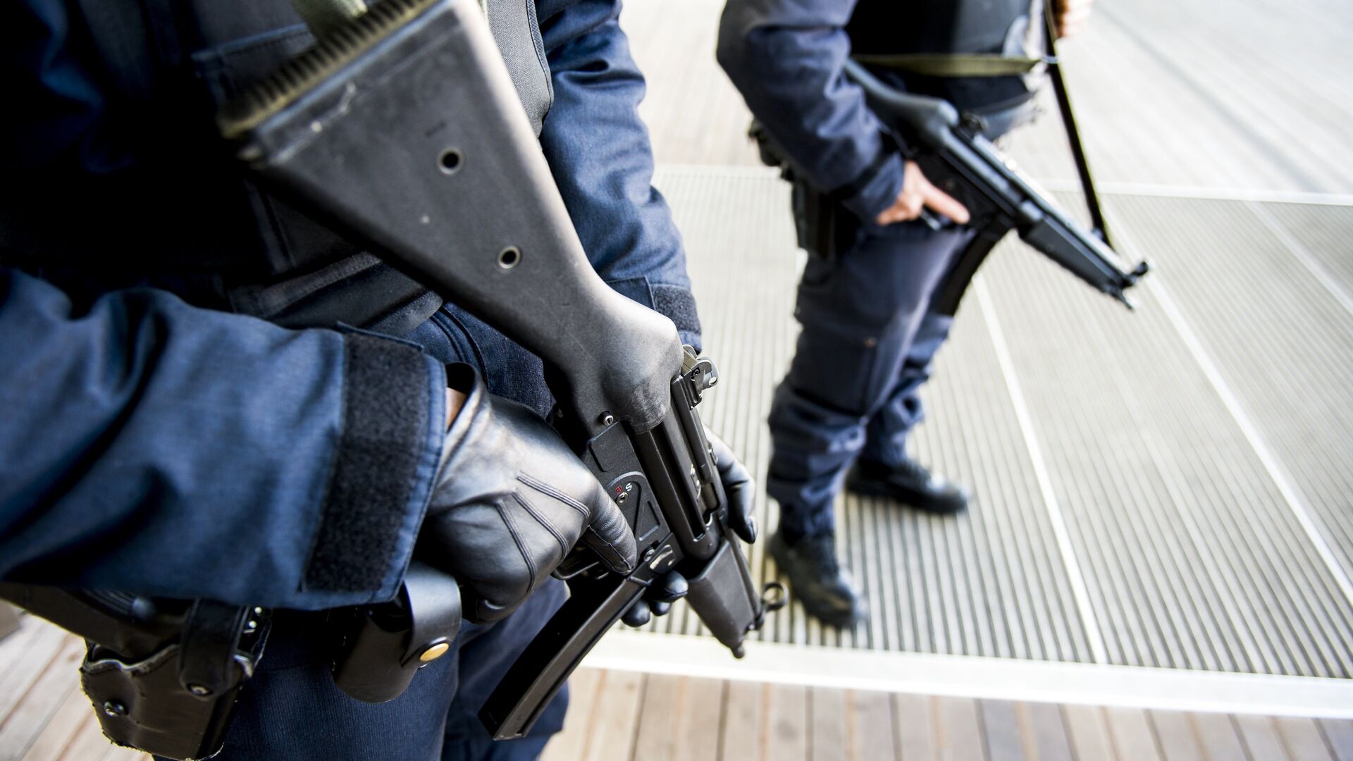 Нападение с оружием. Антверпен полиция. Какое оружие у бельгийской полиции. Belgian Police detain.