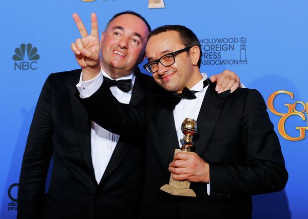 Producer Alexander Rodnyansky (L) and director Andrey Zvyagintsev pose backstage with their award for Best Foreign Language Film for their film Leviathan at the 72nd Golden Globe Awards in Beverly Hills, California - Sputnik International