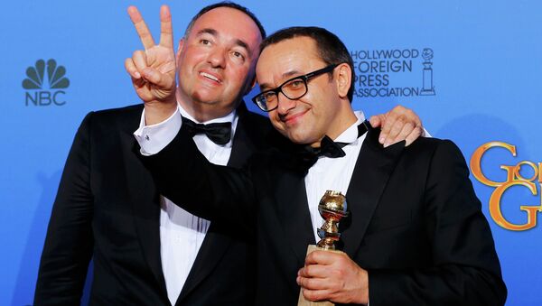 Producer Alexander Rodnyansky (L) and director Andrey Zvyagintsev pose backstage with their award for Best Foreign Language Film for their film Leviathan at the 72nd Golden Globe Awards in Beverly Hills, California - Sputnik International
