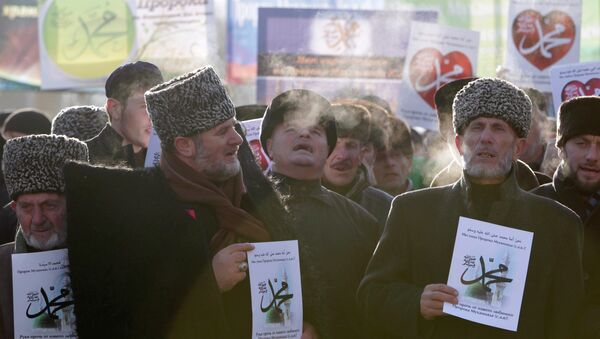 People attend a rally to protest against satirical cartoons of prophet Mohammad, in Grozny, Chechnya - Sputnik International