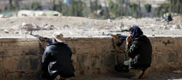 Houthi fighters take up position on a street during clashes near the Presidential Palace in Sanaa January 19, 2015. Houthi fighters take up position on a street during clashes near the Presidential Palace in Sanaa January 19, 2015. - Sputnik International