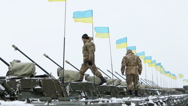 Ukrainian servicemen walk on armoured personnel carriers (APC) - Sputnik International