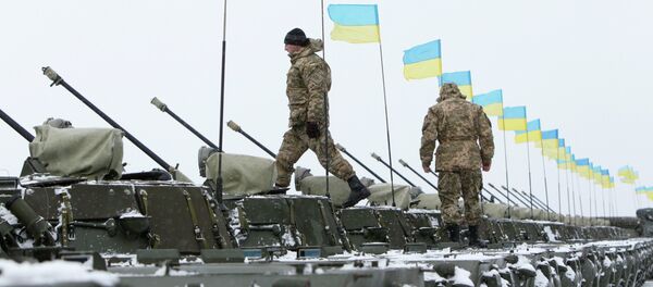 Ukrainian servicemen walk on armoured personnel carriers (APC) - Sputnik International