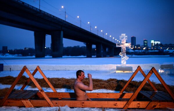 Tradition of Russian Orthodox 'Ice Bucket Challenge': Epiphany Celebration in Pictures - Sputnik International