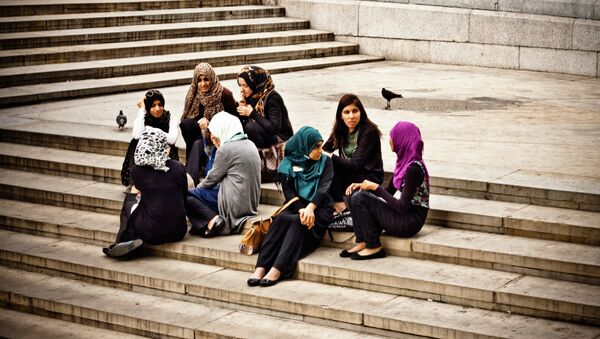 Young muslim women enjoying the afternoon at Trafalgar Square. - Sputnik International
