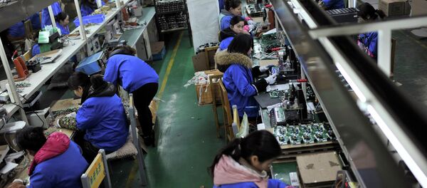 Employees assemble electronic components - Sputnik International
