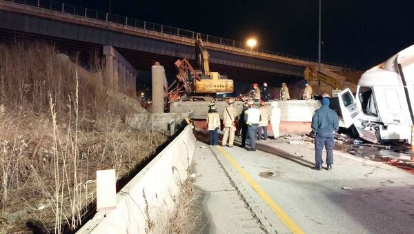 Workers stand near the scene following a highway overpass collapse in Cincinnati - Sputnik International