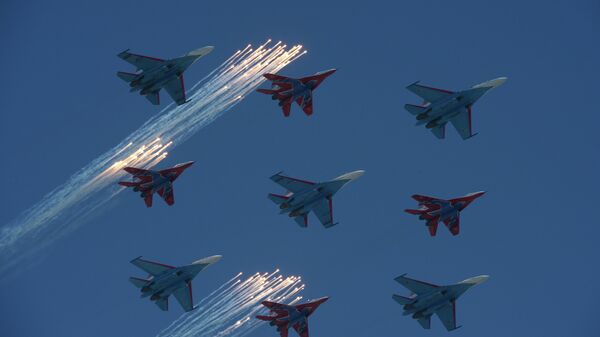 Su-27 fighter aircraft of the Russian Knights group and MiG-29 aircraft of the Swifts group fly over Red Square during the military parade marking the 68th anniversary of the victory in the Great Patriotic War. - Sputnik International