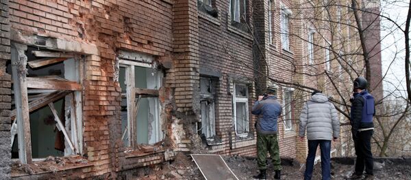 Journalists stand in front of a hospital in the eastern Ukrainian city of Donetsk on January 19, 2015. - Sputnik International