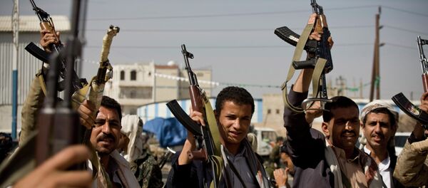 Houthi Shiite Yemeni hold their weapons - Sputnik International