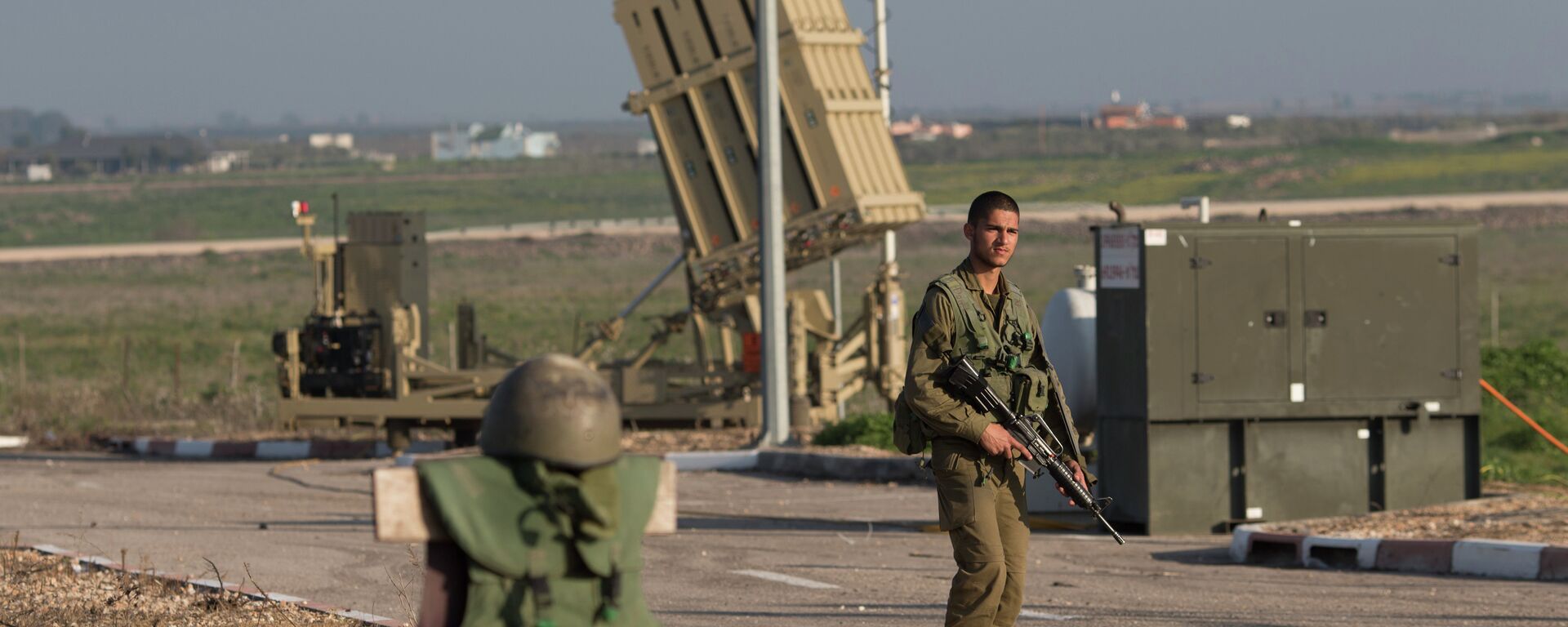 An Israeli soldier guards an Iron Dome air defense system deployed in the Israeli controlled Golan Heights near the border with Syria, Tuesday, Jan. 20, 2015. - Sputnik International, 1920, 10.04.2023