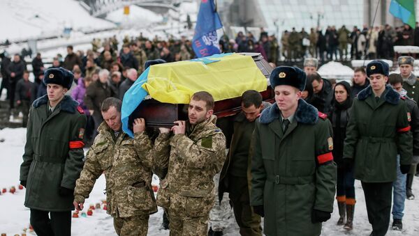 Servicemen from the battalion Aydar carry a coffin bearing the body of their comrade Sergiy Nikonenko - Sputnik International