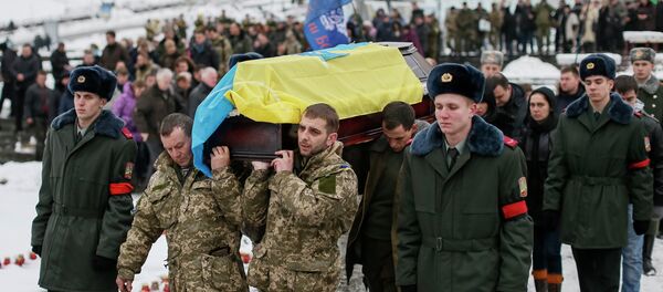 Servicemen from the battalion Aydar carry a coffin bearing the body of their comrade Sergiy Nikonenko Servicemen from the battalion Aydar carry a coffin bearing the body of their comrade Sergiy Nikonenko - Sputnik International