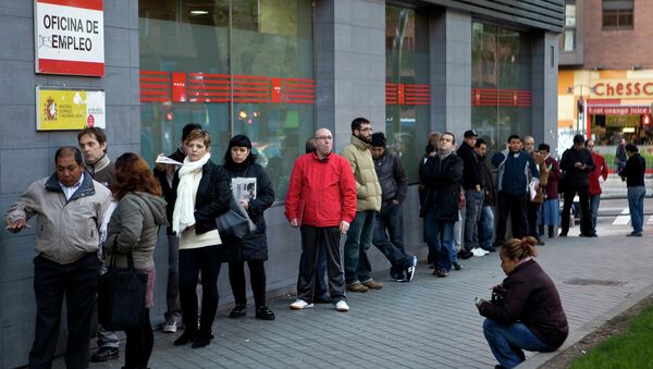 People wait in line at a government employment office on Paseo de las Acacias in Madrid - Sputnik International