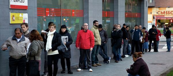 People wait in line at a government employment office on Paseo de las Acacias in Madrid People wait in line at a government employment office on Paseo de las Acacias in Madrid - Sputnik International