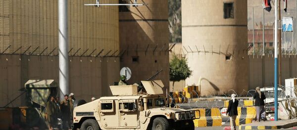 A Houthi fighter mans a machine gun atop a military vehicle, seized from the presidential guards during clashes, outside the Presidential Palace in Sanaa - Sputnik International