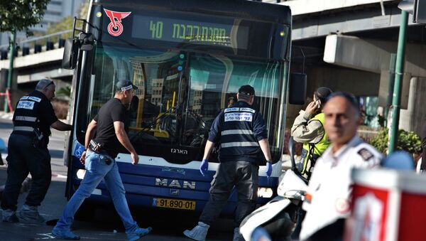 Israeli police crime scene investigators work at the scene of a stabbing attack in Tel Aviv January 21, 2015. - Sputnik International