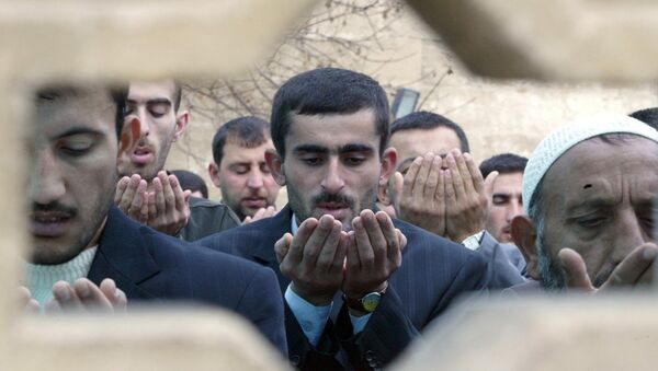 Azerbaijani muslims pray in a mosque in Baku - Sputnik International