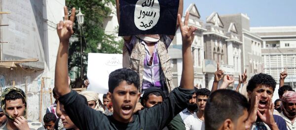 A protester holds up the flag of the Islamic State - Sputnik International