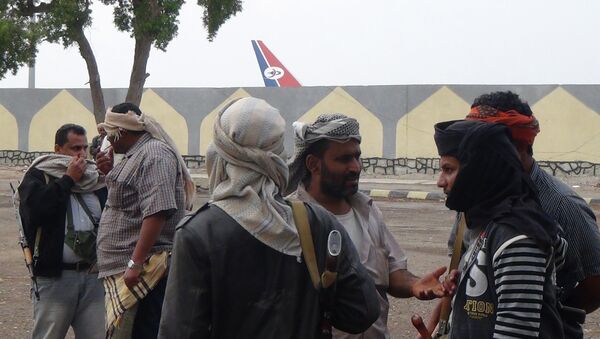 Yemeni members of pro-government militias, known as Popular Committees, stand outside the airport in Yemen's southern city of Aden on January 21, 2015 - Sputnik International