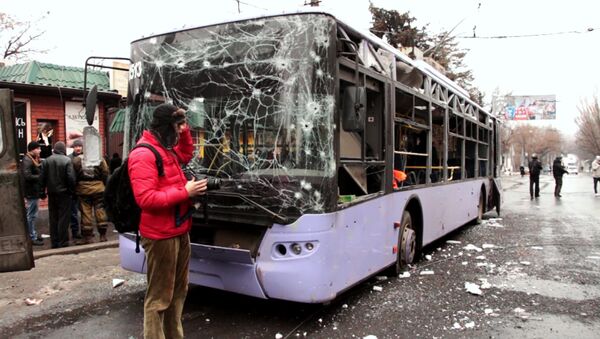Bus fired at a stop of public transport in Leninsky district of Donetsk - Sputnik International