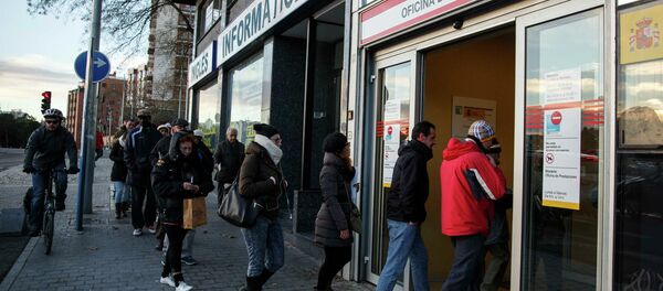 People enter a government-run employment office in Madrid January 22, 2015 - Sputnik International