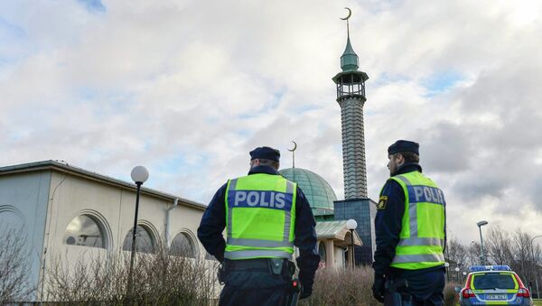 Policemen stand outside a mosque in Uppsala January 2, 2015 as police tighten security around some of the country's main mosques - Sputnik International