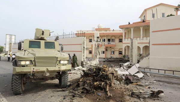 Somali government forces drive their armoured personnel carrier (APC) at the scene of a suicide car explosion in front of the SYL hotel in the capital Mogadishu January 22, 2015 - Sputnik International