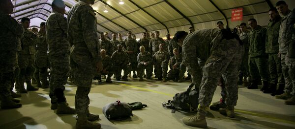 US Army soldiers of the 4th Infantry Brigade, Combat team (Airborne) 25th Infantry Division, part of the NATO-led peacekeeping mission in Kosovo listen to jump master how to prepare their gear for a parachute training exercise in US military base Camp Bondsteel, near the village of Sojeve in Kosovo on Sunday, Dec. 21, 2014 - Sputnik International