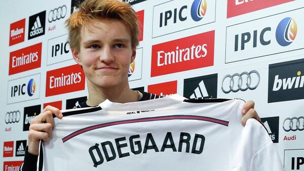 Real Madrid's new teenage signing Martin Odegaard from Norwegian club Stromsgodset holds up his jersey during his presentation at the Valdebebas training grounds in Madrid, January 22, 2015 - Sputnik International