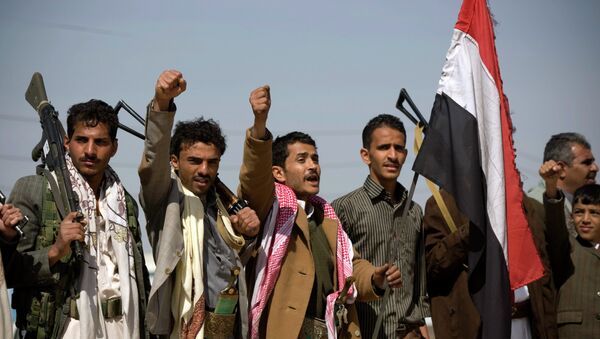 Houthi Shiite Yemenis raise their fists during clashes near the presidential palace in Sanaa, Yemen - Sputnik International