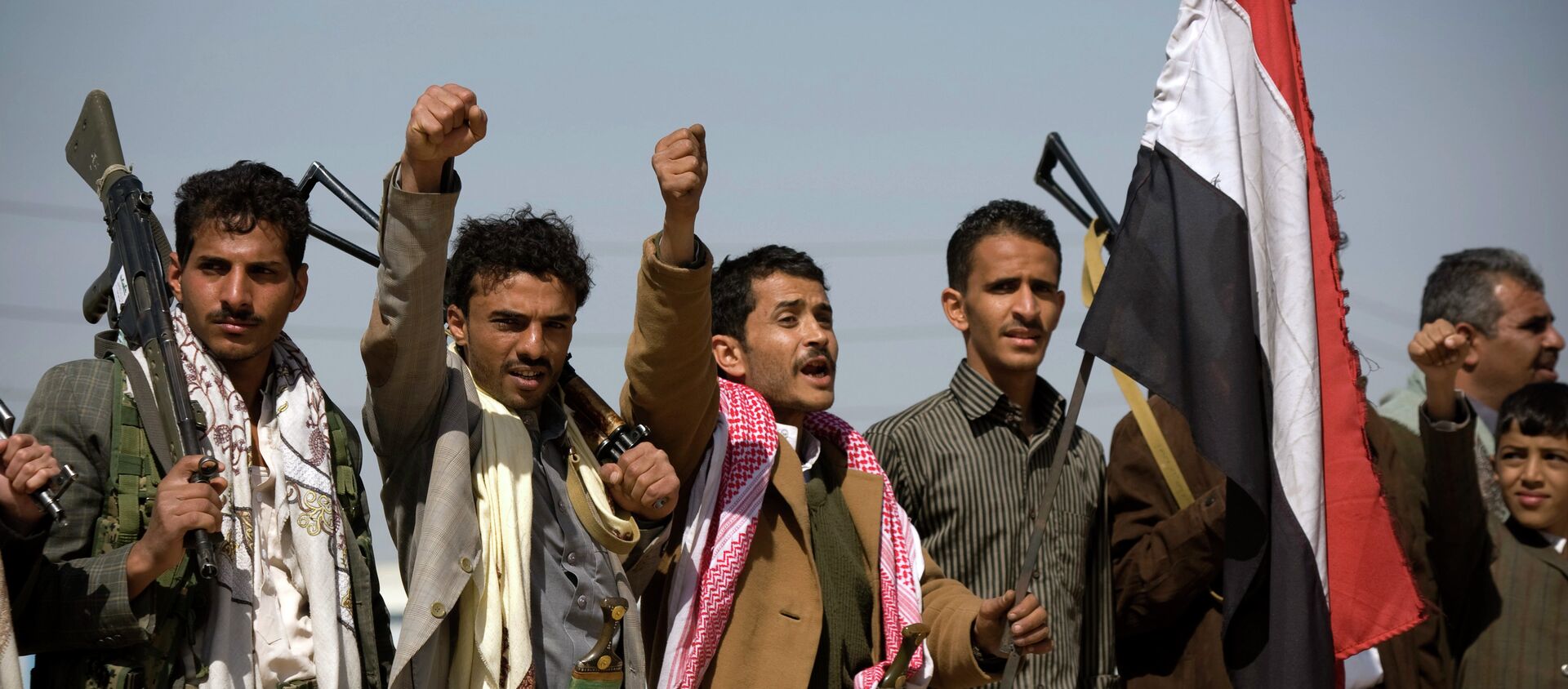 Houthi Shiite Yemenis raise their fists during clashes near the presidential palace in Sanaa, Yemen - Sputnik International, 1920, 16.02.2021