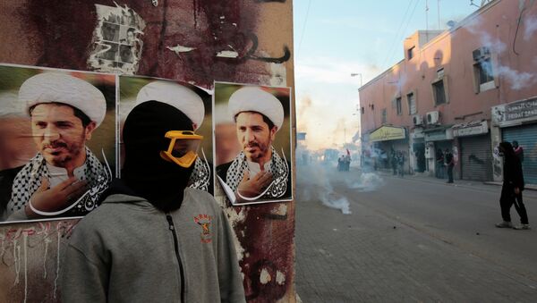 A Bahraini anti-government protester - Sputnik International