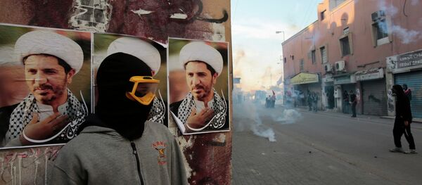 A Bahraini anti-government protester - Sputnik International