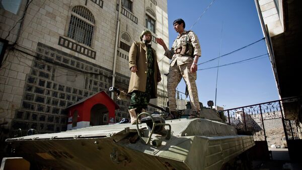 Houthi Shiite Yemeni wearing army uniforms stand atop an armored vehicle, which was seized from the army during recent clashes, outside the house of Yemen's President Abed Rabbo Mansour Hadi in Sanaa, Yemen, Thursday, Jan. 22, 2015 - Sputnik International