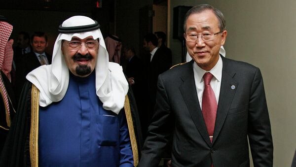 United Nations Secretary-General Ban Ki-moon (R) walks with Saudi Arabia's King Abdullah (L - Sputnik International