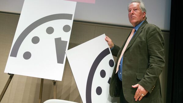 Climate scientist Richard Somerville, a member of the Science and Security Board, Bulletin of the Atomic Scientists, unveils the new Doomsday Clock in Washington, Thursday, Jan. 22, 2015 - Sputnik International