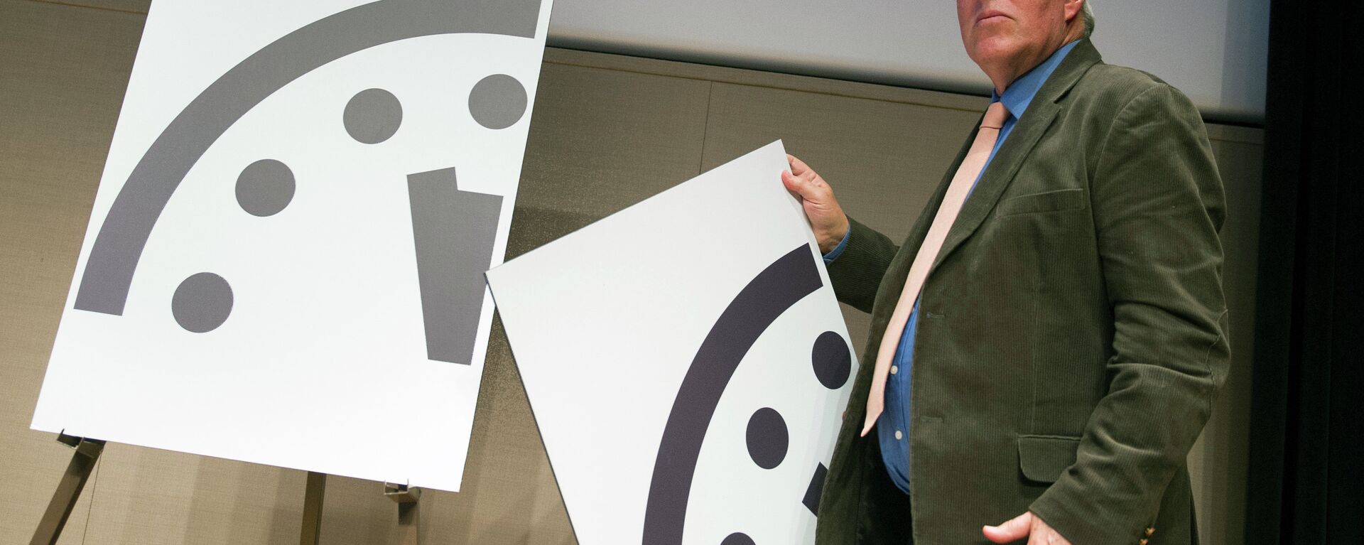 Climate scientist Richard Somerville, a member of the Science and Security Board, Bulletin of the Atomic Scientists, unveils the new Doomsday Clock in Washington, Thursday, Jan. 22, 2015 - Sputnik International, 1920, 24.01.2023