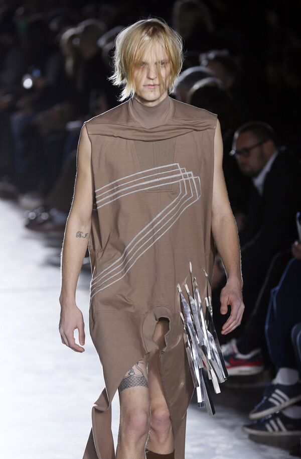 A model presents a creation by US fashion designer Rick Owens during the men's Fall/Winter 2015 ready-to-wear collection fashion show in Paris on January 22, 2015 A model presents a creation by US fashion designer Rick Owens during the men's Fall/Winter 2015 ready-to-wear collection fashion show in Paris on January 22, 2015 - Sputnik International