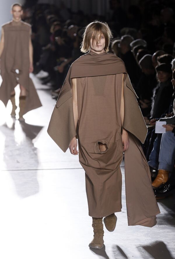 A model presents a creation by US fashion designer Rick Owens during the men's Fall/Winter 2015 ready-to-wear collection fashion show in Paris on January 22, 2015 A model presents a creation by US fashion designer Rick Owens during the men's Fall/Winter 2015 ready-to-wear collection fashion show in Paris on January 22, 2015 - Sputnik International