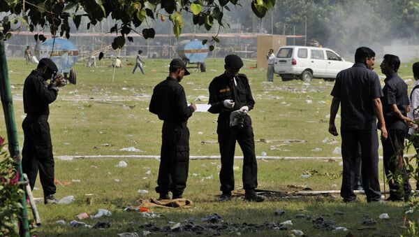 Indian National Security Guard soldiers collect evidence from the site of bomb blasts at a central park in Bihar’s state capital of Patna, India, Monday, Oct. 28, 2013 - Sputnik International