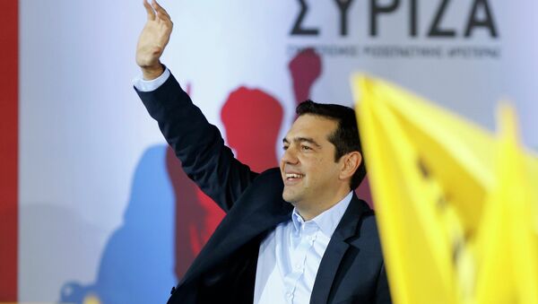 Opposition leader and head of radical leftist Syriza party, Alexis Tsipras waves at supporters during a campaign in central Athens, January 22, 2015 - Sputnik International