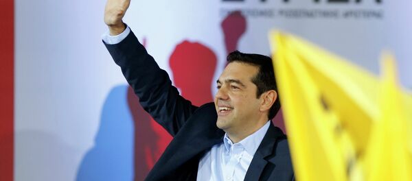 Opposition leader and head of radical leftist Syriza party, Alexis Tsipras waves at supporters during a campaign in central Athens, January 22, 2015 - Sputnik International