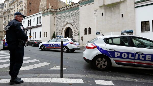 French police stand in front of the entrance of the Paris Grand Mosque as part of the highest level of Vigipirate security plan after last week's Islamic militants attacks 13 January 2015 - Sputnik International