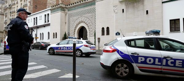French police stand in front of the entrance of the Paris Grand Mosque as part of the highest level of Vigipirate security plan after last week's Islamic militants attacks January 13, 2015 French police stand in front of the entrance of the Paris Grand Mosque as part of the highest level of Vigipirate security plan after last week's Islamic militants attacks January 13, 2015 - Sputnik International