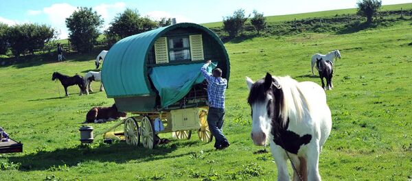 A UK high court ruling that a building ban on regulated space dubbed Greenfield sites near urban areas was discriminatory could lead to a rush of applications from the gypsy and transient communities - Sputnik International