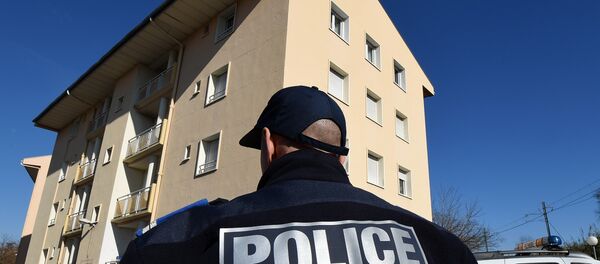 A municipal police officer in front of a building in Beziers, southern France - Sputnik International
