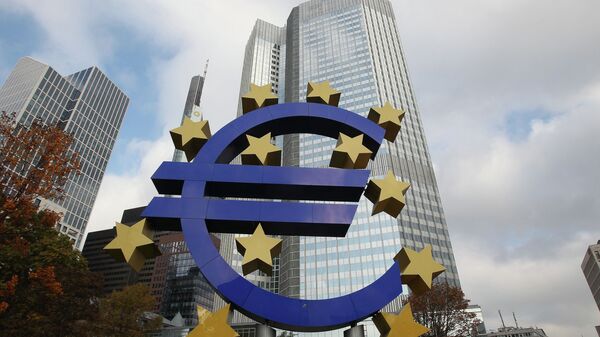 The EURO logo is pictured in front of the European Central Bank, ECB in Frankfurt/Main, central Germany, on November 6, 2014 - Sputnik International