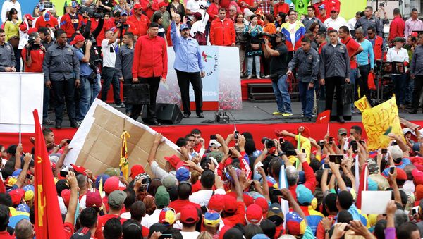 Venezuelan President Nicolas Maduro (C) waves to supporters during a rally to commemorate the 57th anniversary of the end of Venezuelan dictator Marcos Perez Jimenez's regime in Caracas January 23, 2015 - Sputnik International